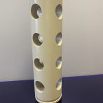 Zoom sur la finition de précision d'un doseur en PEEK usiné sur mesure.