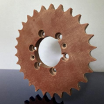 Pignon PEEK usiné sur mesure : haute précision et résistance chimique et mécanique pour applications extrêmes.