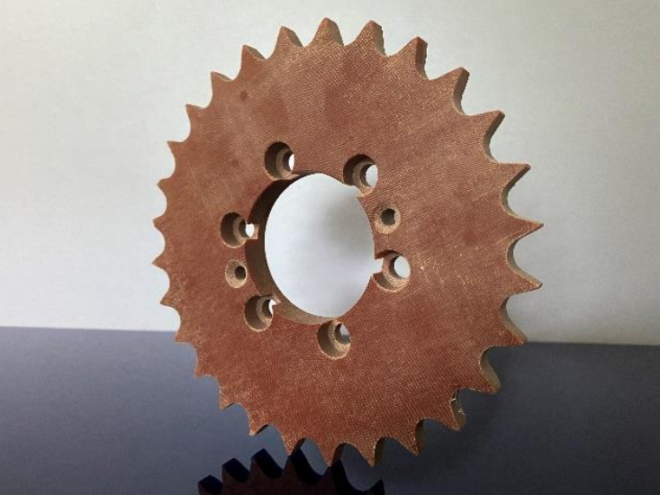 Pignon PEEK usiné sur mesure : haute précision et résistance chimique et mécanique pour applications extrêmes.