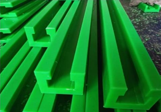 Fabrication de guides de chaîne en plastique