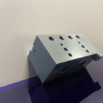 Face avant du bloc souffleur en PVC gris montrant les orifices de soufflage