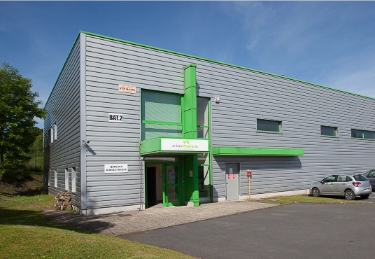 Vue extérieure des nouveaux locaux d'Artois Plastiques, entreprise plasturgiste implantée dans les Hauts-de-France